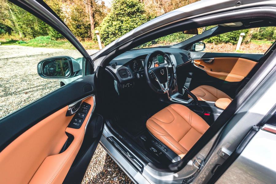 Интерьер Volvo V40 T2 Inscription 2016 года  (WW) (фото 2 из 10)